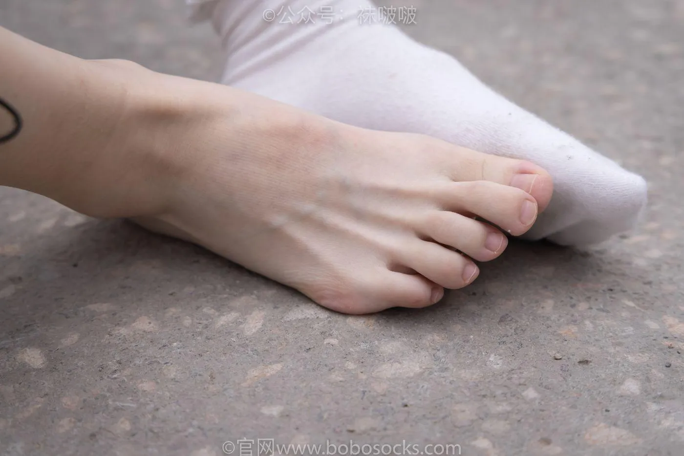 [BoBoSocks袜啵啵]NO.016 熊熊-斯凯奇运动鞋、棉袜（踩脏）、裸足 [147P]插图4